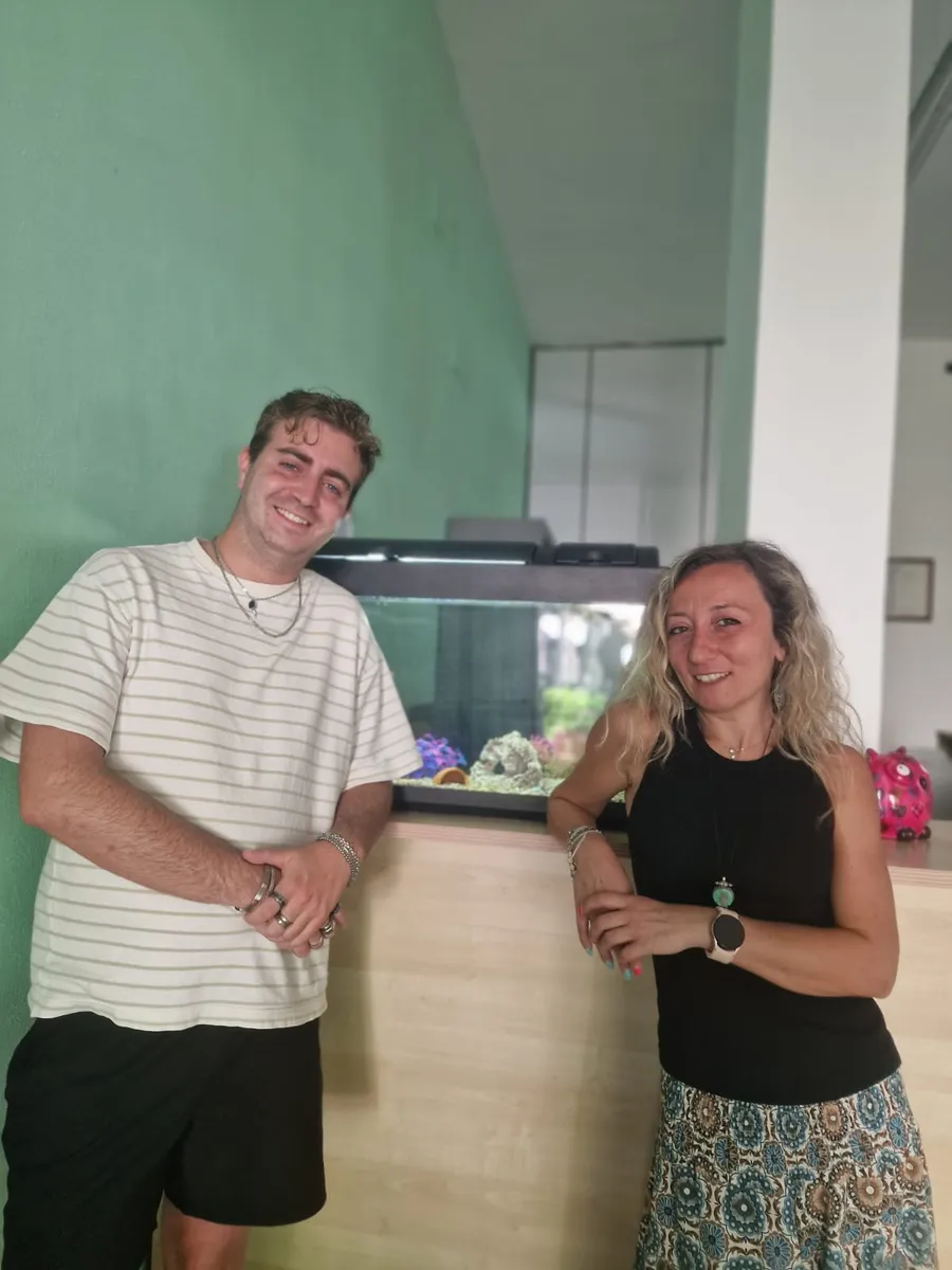 Melania e Gianmarco, fondatori di Passi Condivisi, sorridenti nella sede della cooperativa