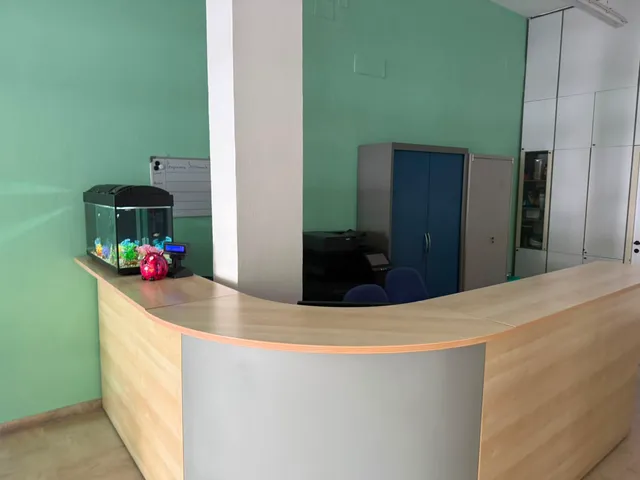 La reception della sede completata vista dall'ingresso, con l'ufficio sullo sfondo