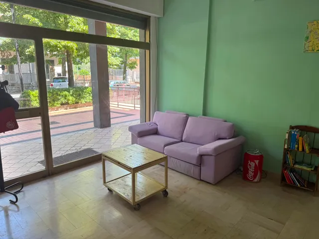 L'area relax della sede completata, con divano e libreria affacciati sul cortile