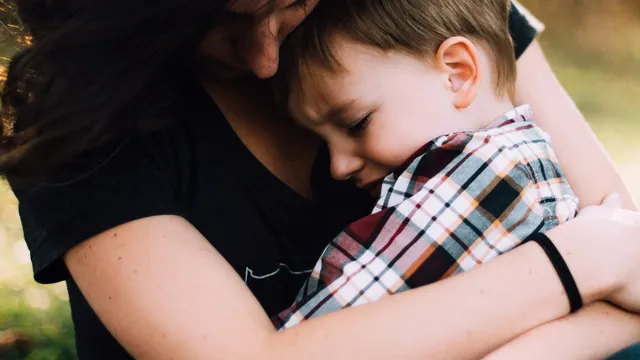 Una madre abbraccia con affetto il proprio bambino