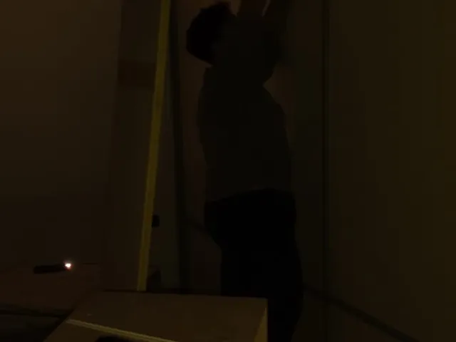Montaggio di un pannello in un ambiente scarsamente illuminato durante i lavori serali