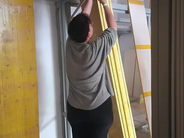 Fissaggio di un pannello al soffitto durante i lavori di allestimento