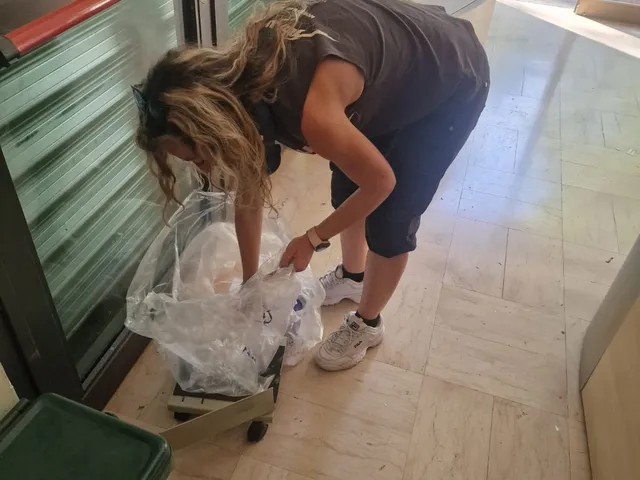 Trasporto di materiali vicino all'ingresso della sede
