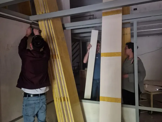 Montaggio serale in un ambiente in penombra, con rilevatori pronti per l'installazione