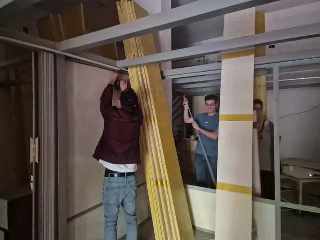 Il team monta un pannello a soffitto, sorridendo con il pollice alzato