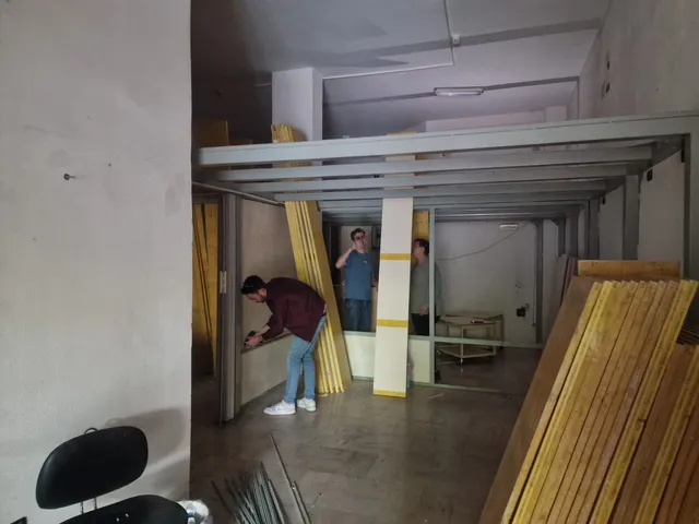 Vista d'insieme della sede su due livelli, con i materiali accatastati durante l'allestimento